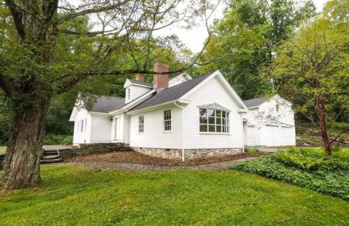 Elegant 7BR Estate with Pool & Hot Tub in Berkshires - Foto 61