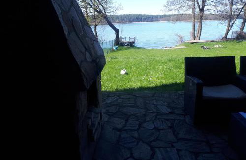 Dom nad jeziorem z linią brzegową - Foto 1