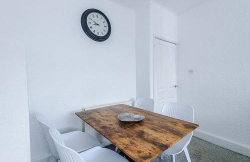 Luxury 3-Bedroom Apartment with 75-Inch TV, Fireplace & Terrace near Manchester Airport - Photo 30