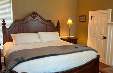 Vaux Hall Manor - 5BR Historic Farmhouse on Bay - Foto 25