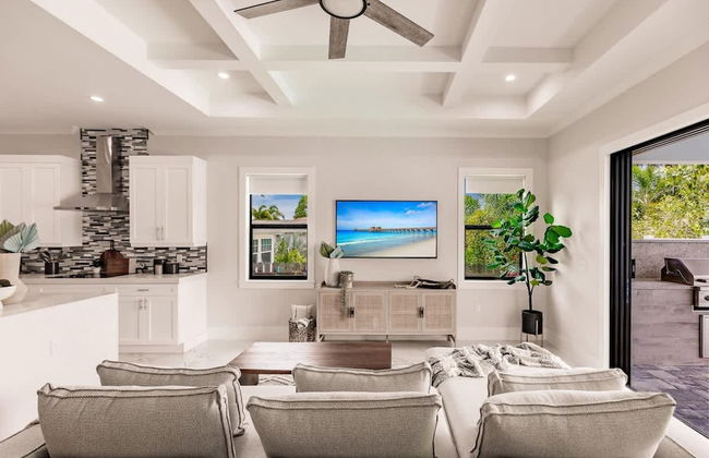 Luxurious Naples 4BR w Pool by Vanderbilt Beach - Photo 12