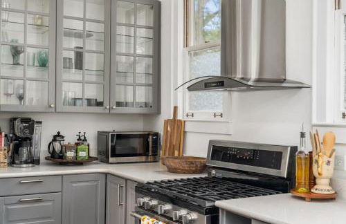 Walkable Grant Park 1920s Home with King Bed - Photo 22