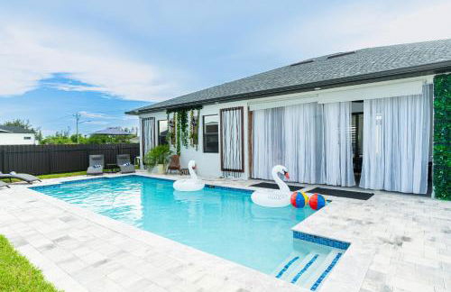 Designer Villa with Heated Pool, BBQ, Firepit, Ideal for Families & Groups - Photo 1