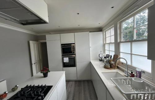 Beautiful and spacious 2 bed, 2 bath apartment bordering Fulham and Chelsea - entire apartment with private entrance - Foto 18