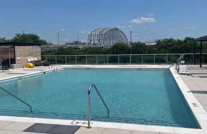 The 513 Flat 2! 1BR, 1Bath Apt with Pool and Riverfront View! Free Gated Parking! Only Steps from The banks & Stadiums! - Foto 26
