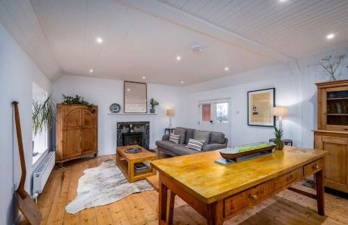 Spacious & Stylish StoneHous Cottage - Photo 11