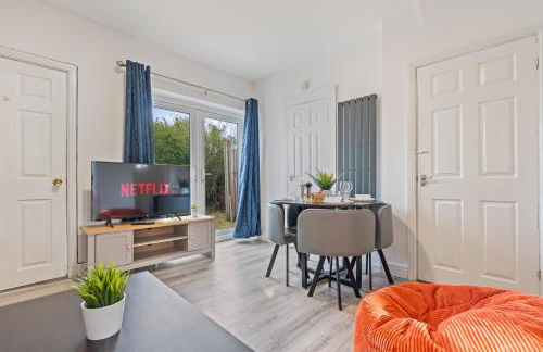 Centrally Located 4BR House By Hyped Properties Short Term Rental Agency With Free Parking Wolverhampton - Foto 32