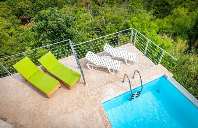 Modern Hillside Home with Sleek Interiors and Panoramic Poolside Views - Foto 23