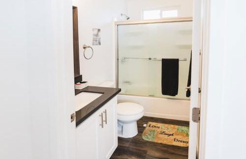 Chic 1-Bedroom with Dinning area in Central Location Close to Downtown with Free Parking - Foto 12