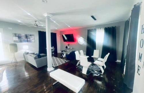 1966-Huge 4BR w/Rooftop Veranda - Foto 13