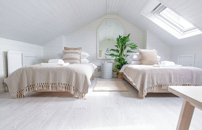 Stunning Townhouse with Large Garden - Photo 13