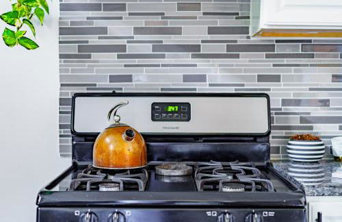 Jungle House Luxury Homes - Columbus Downtown Short North - Steps to Convention Center & Nationwide Arena - Sleeps up to 11 - Free Parking - Over 5,800 Five Stars - Foto 26