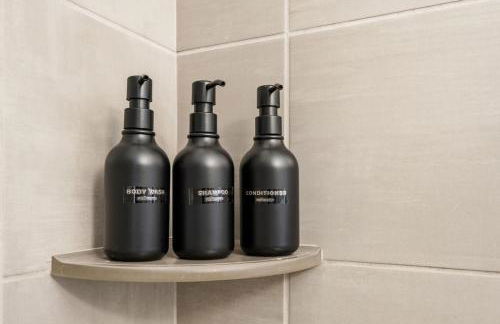 Skyline Retreat - Free Parking, Pool, Balcony - Foto 27