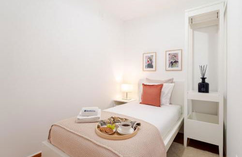 Bright Flat with Balcony & Garage by HostWise - Foto 3