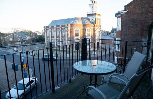 Modern Penthouse with Balcony - Near Beach & Town - Foto 7