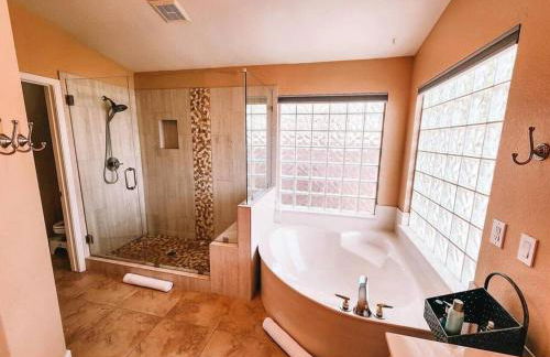 Luxury Pool Home! Amazing Back Yard Oasis - Foto 18