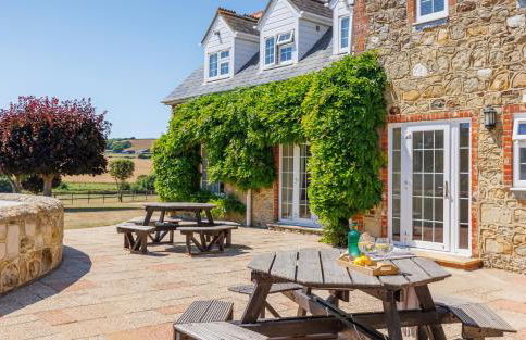 Rookley Farm Lodge Charming Manor Pool House with Heated Pool, Tennis Court & Gardens - Isle of Wight Rural Countryside Escape - Foto 17
