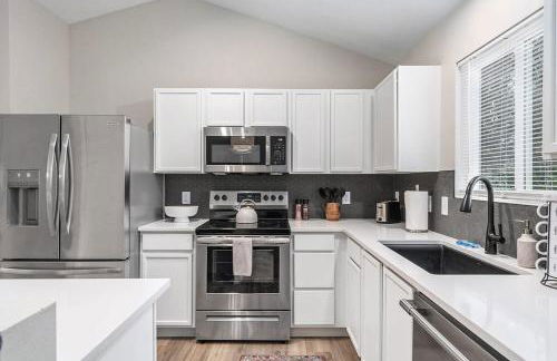 Elegant Escape-Fenced Yard BBQ & Cozy Fire Pit - Foto 10