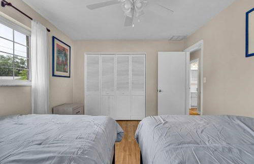 Four Bed Home with Pool Game Room Bar Near Beach - Foto 52