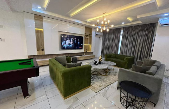 Lovely 3-bed With a Pool Next to Four Point - Foto 15