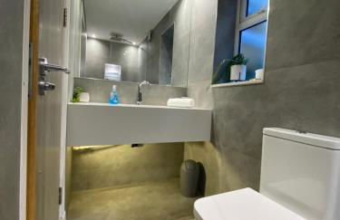 2 bedroom duplex apartment close to UHW & city centre - Foto 9