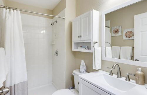 Pool and Lake Access Lovely Monkey Island Getaway - Foto 23