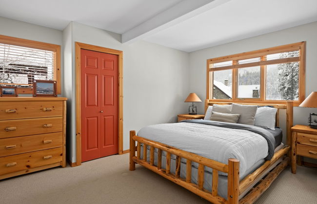 MODERN 4,500 sqft Ski Chalet: 5 Br + 6 Ba | Pool Table | Pool + PRIVATE Hot Tub - Photo 6