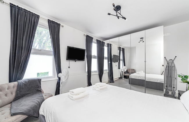 Spacious & Chic 3bed House in London - Photo 2