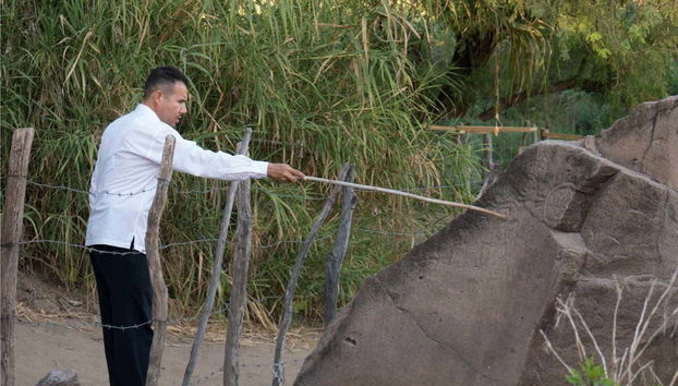 Caminharemos até alguns curiosos petróglifos