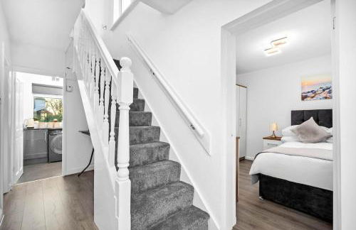 Marcot House Modern 5 bedroom house Solihull 10 mins drive from bhx & nec private off road parking - Foto 45