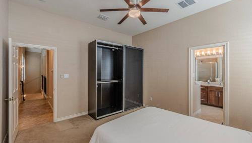 The Castle! by the Lake with Pool & Balcony West Plano - Foto 5, wardrobe