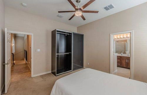 The Castle! by the Lake with Pool & Balcony West Plano - Foto 5