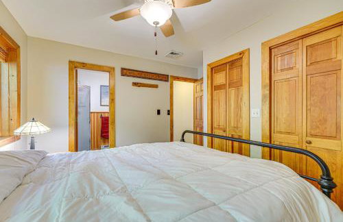 Waterfront Lake George Lodge with Boat Dock and Deck! - Foto 13