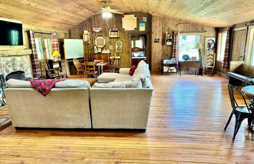 Tranquil Riverfront Cabin Retreat with Wildlife, Trails & Open Skies in Tahlequah, Oklahoma - Foto 9