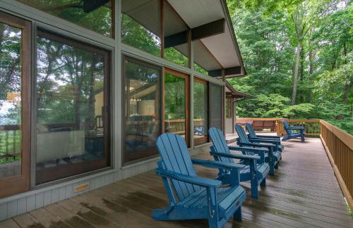 Retro Metro Deck House MCM Gem with Hot Tub & Spectacular Views! - Foto 38