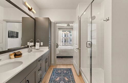 Polished Contemporary 2BR 2BA Private Balcony - Foto 12