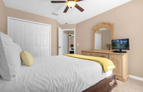 Upstay Home w Pool Hot Tub & Patio - Pet Friendly - Foto 25