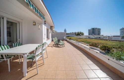 Sun-Drenched, Sea-View Apartment with Giant Patio! - Photo 6