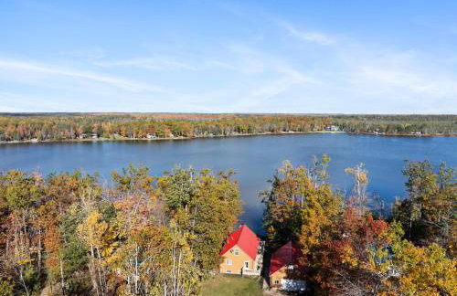 Lakefront Getaway with Kayaks, Fire Pit and Views - Foto 1