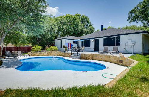 11 Mi to Six Flags! Poolside Oasis in Bedford - Foto 32