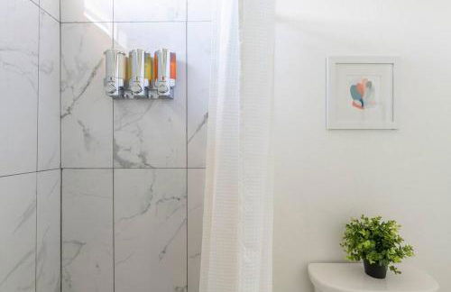 Modern 2BR Condo with King Bed & Balcony near LA - Foto 9