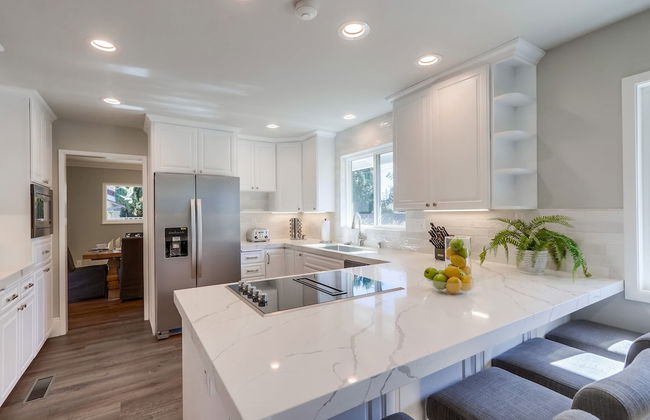 Gorgeous Upgraded 5 Bedroom & 3 Bath Home with pool - Photo 21