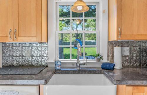 Cottage Oasis by Lake with Kayaks Fire Pit and a Huge Yard - Foto 10