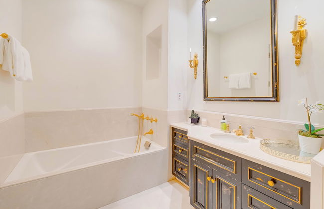 Carolwood - Modern Tuscan Villa With Rolling Lawns and Loggia in Holmby Hills - Photo 50