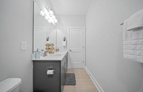 NEW Luxury Condo, Rooftop Terrace, EV Charger! - Foto 45