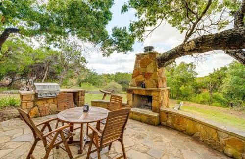 Scenic View! Lake Travis Cabin Near Pools and Marina - Foto 1