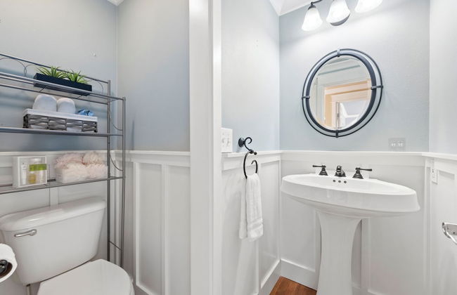 Renton Lakeside Oasis, Lakeview, 4B 2.5B, Spacious - Photo 14