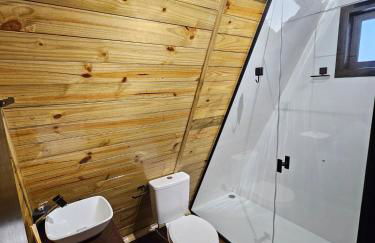 Um chalé e um riacho no meio da natureza - Foto 12