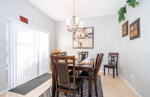 Newly Renovated Close to Disney w Private Pool - Foto 28