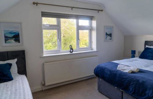 Spacious 15 Guest Home With 9 Beds in Shirley - Photo 4